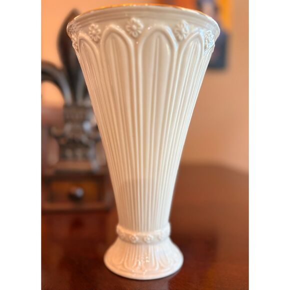 LENOX - 9" Fluted Porcelain Vase w/Gold Trim & Embossed Flowers. Vintage 1990s - Picture 7 of 11